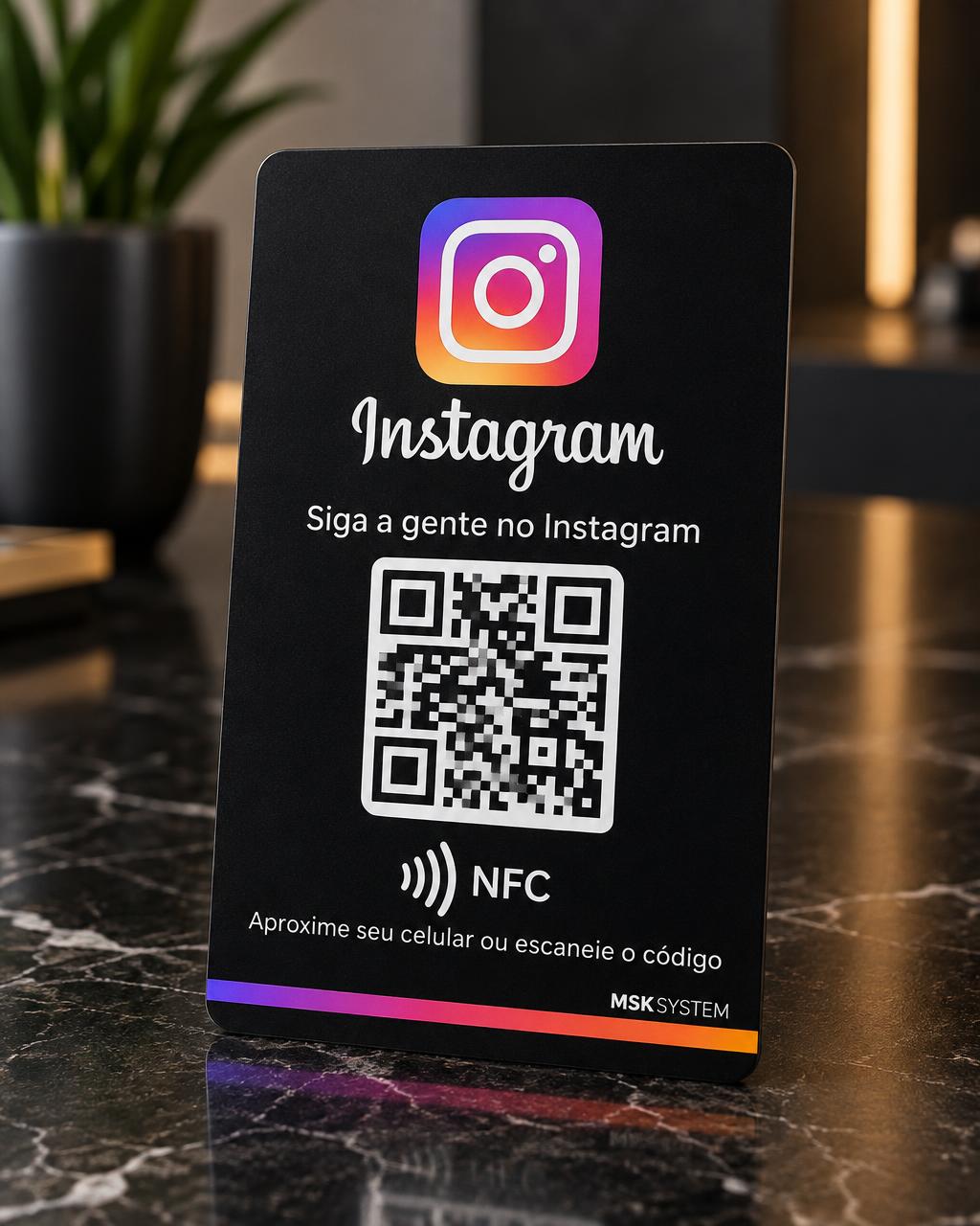 Conceito de cartão Instagram MSK SYSTEM com NFC e QR Code ilustrativo